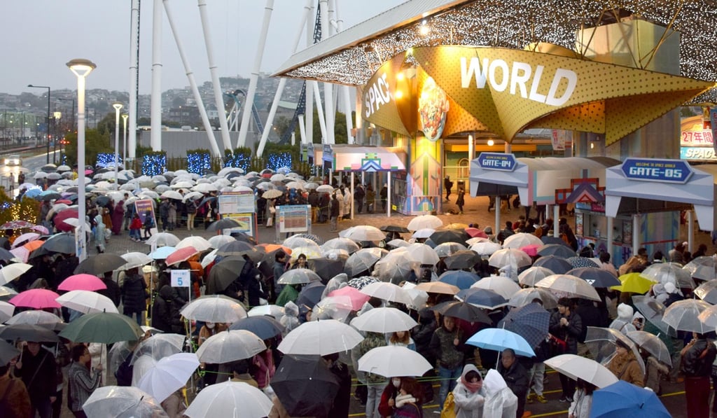 Fans flock to the Space World amusement park for the last time. Photo: Kyodo