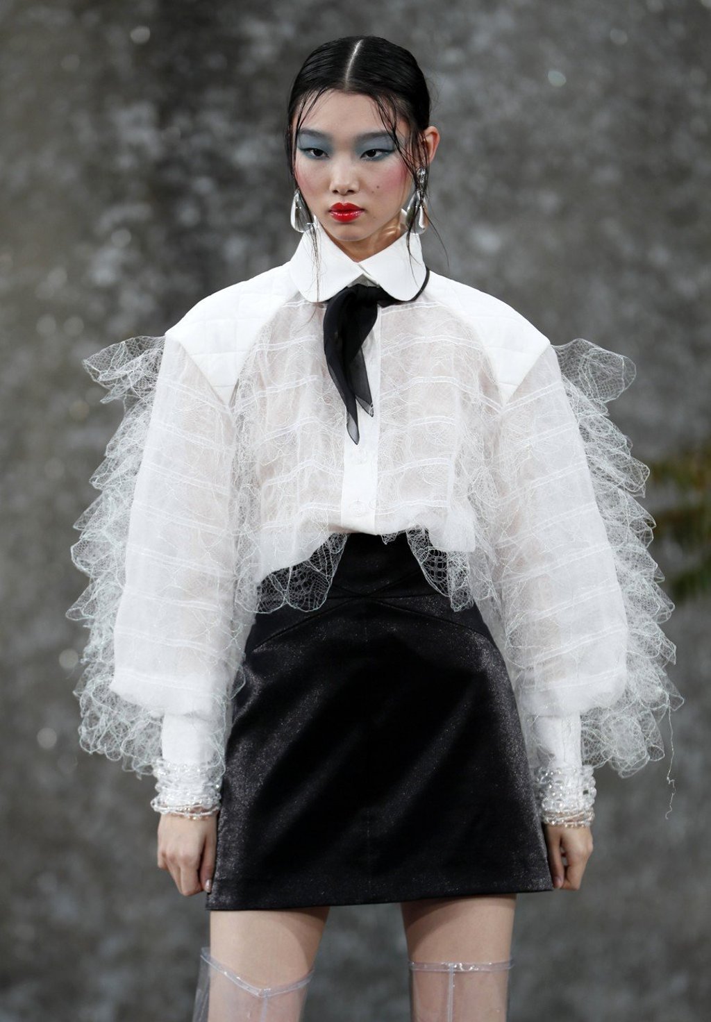 A model presents a creation of the spring/summer 2018 ready-to-wear collection by Karl Lagerfeld for Chanel during Paris Fashion Week. Photo: EPA