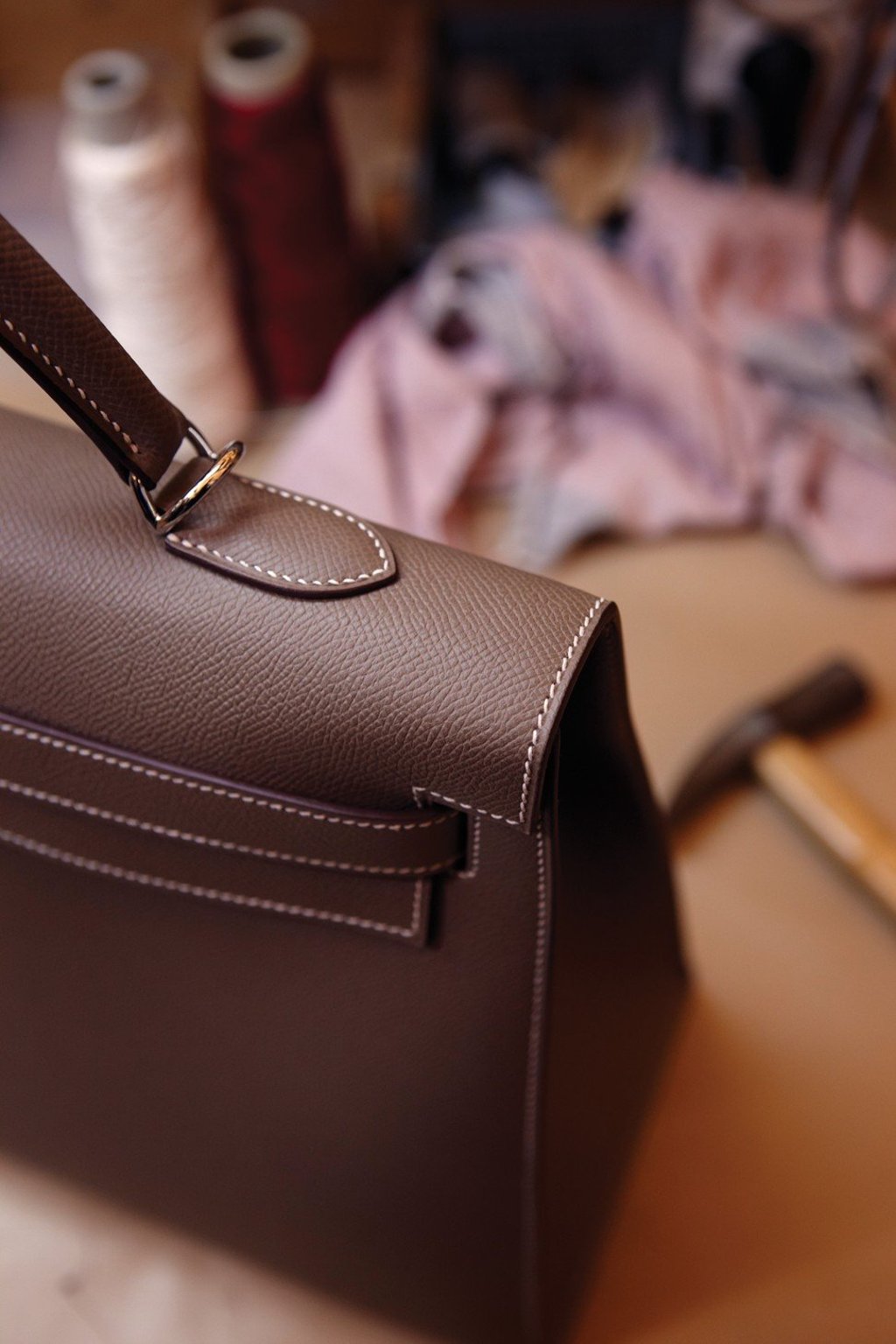 Hermès leather bags features saddle-stitchings. Hermès leather bags features saddle-stitchings.