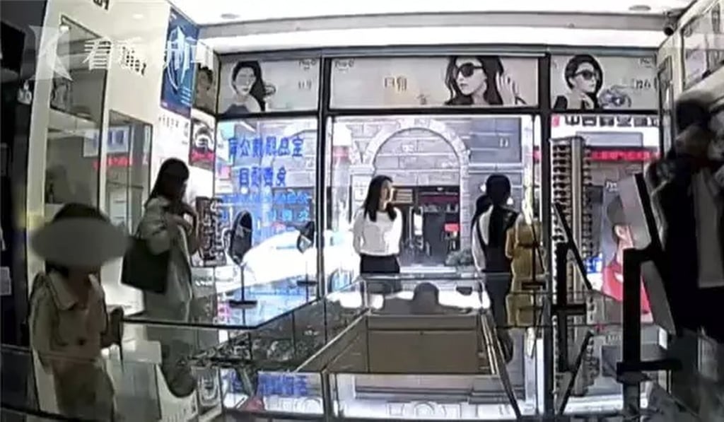 The children were spotted on CCTV footage stealing. Photo: Sohu.com