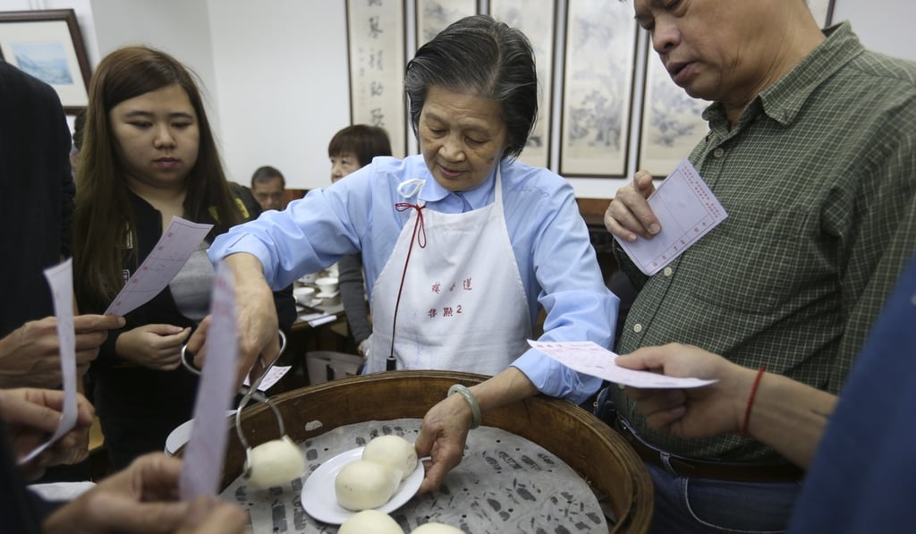 Customers surround a waitress with their dim sum orders at Lin Heung Tea House. Photo: Xiaomei Chen