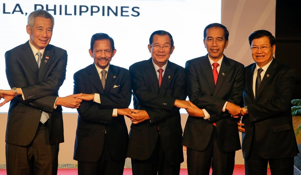 Leaders including Singaporean Prime Minister Lee Hsien Loong (left) link hands at the Asean Summit in Manila. Photo: EPA-EFE