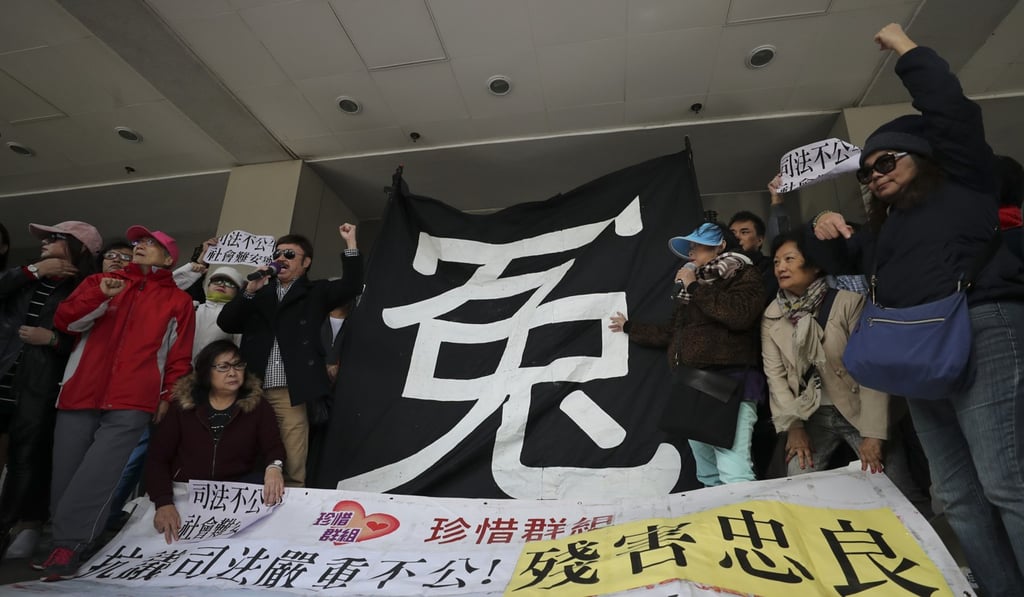 Chu’s supporters demonstrating outside court last month. Photo: Winson Wong