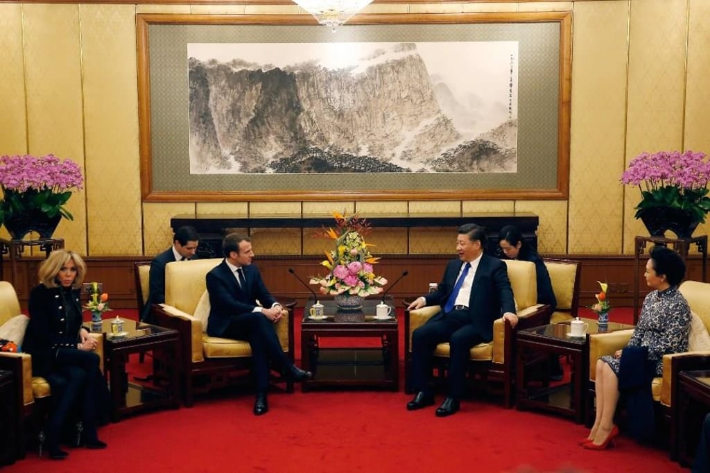 French President Emmanuel Macron (2nd L) and his wife Brigitte Macron (L) meet with Chinese President Xi Jinping (2nd R) and his wife Peng Liyuan (R) during a meeting at the Diaoyutai State Guesthouse in Beijing on January 8, 2018. Photo: AFP/Andy Wong