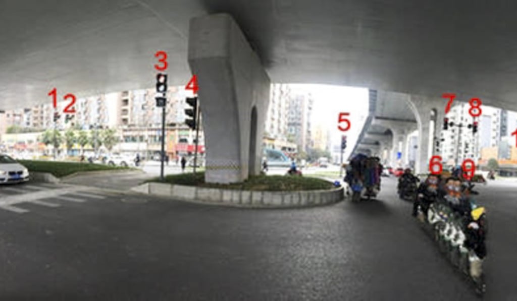 More than three dozen sets of lights have been installed at the intersection. Photo: News.sina.com.cn