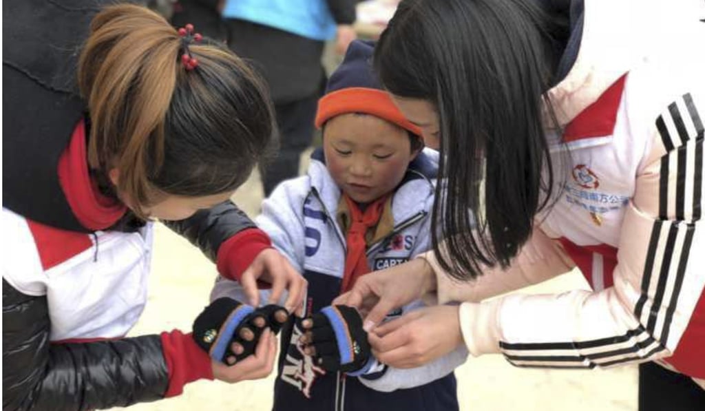Wang pictured with some of the donated warm clothing. Photo: News.163.com