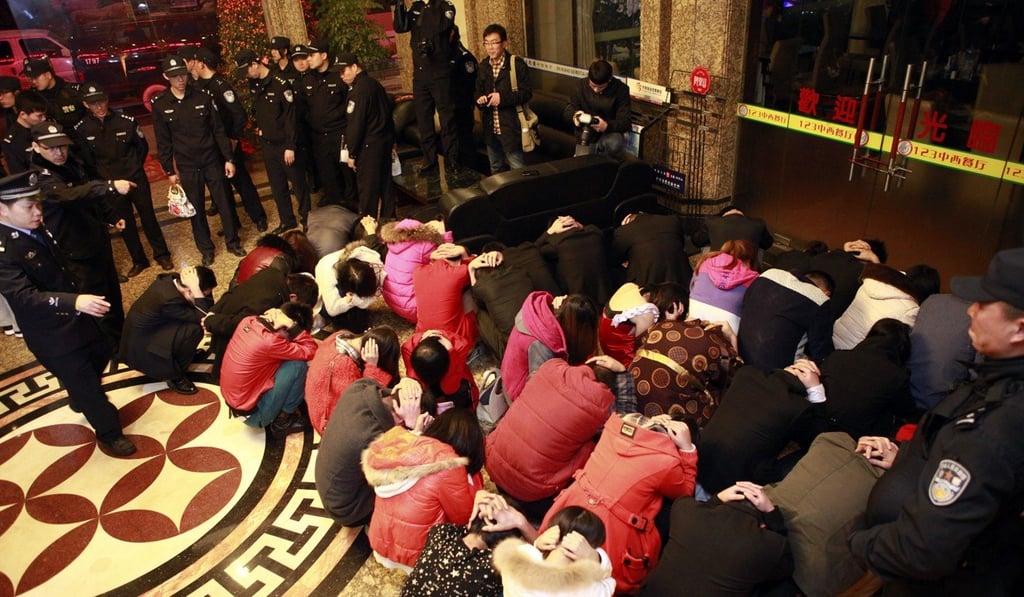 Chinese police detain a group of suspects during an anti-prostitution raid at a hotel in Dongguan in 2014. Photo: AP