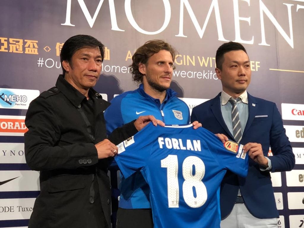 Diego Forlan poses with his new shirt at Friday’s press conference. Photo: Chan Kin-wa Diego Forlan poses with his new shirt at Friday’s press conference. Photo: Chan Kin-wa