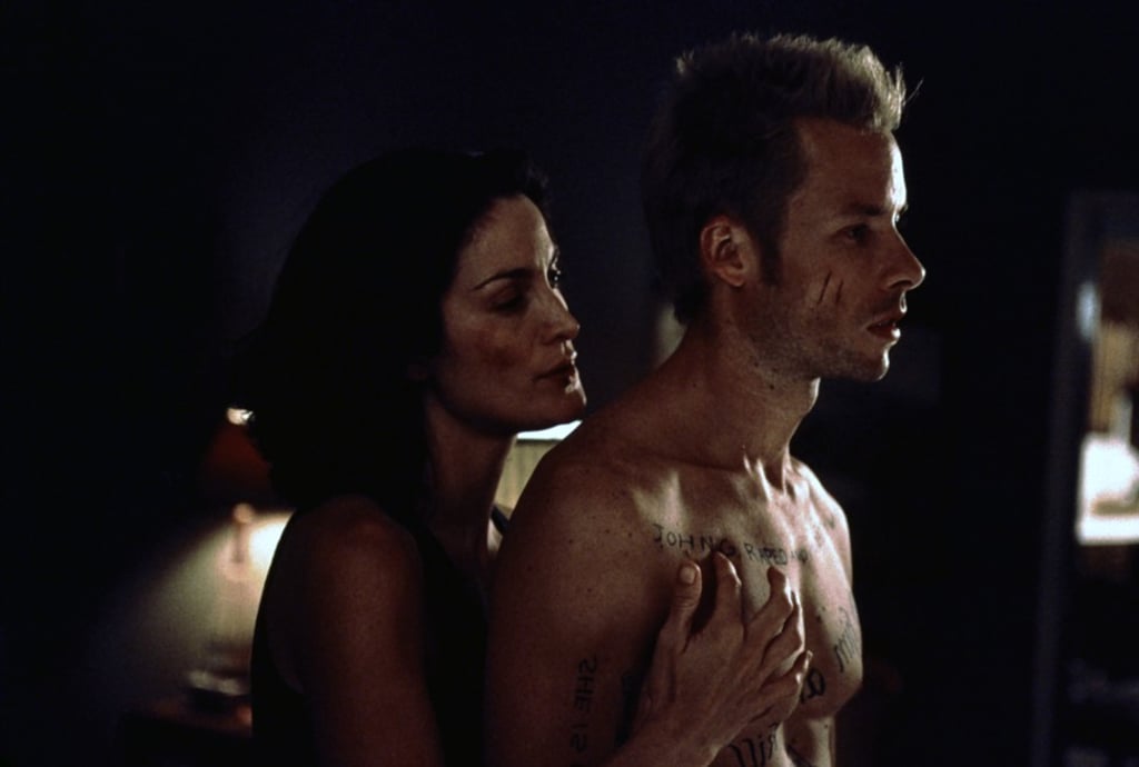 Pearce and Carrie-Anne Moss in Memento.