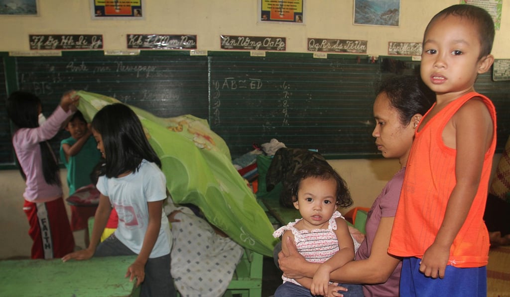 Residents take shelter in a school after Mayon volcano erupted in Camalig town, Photo: Reuters