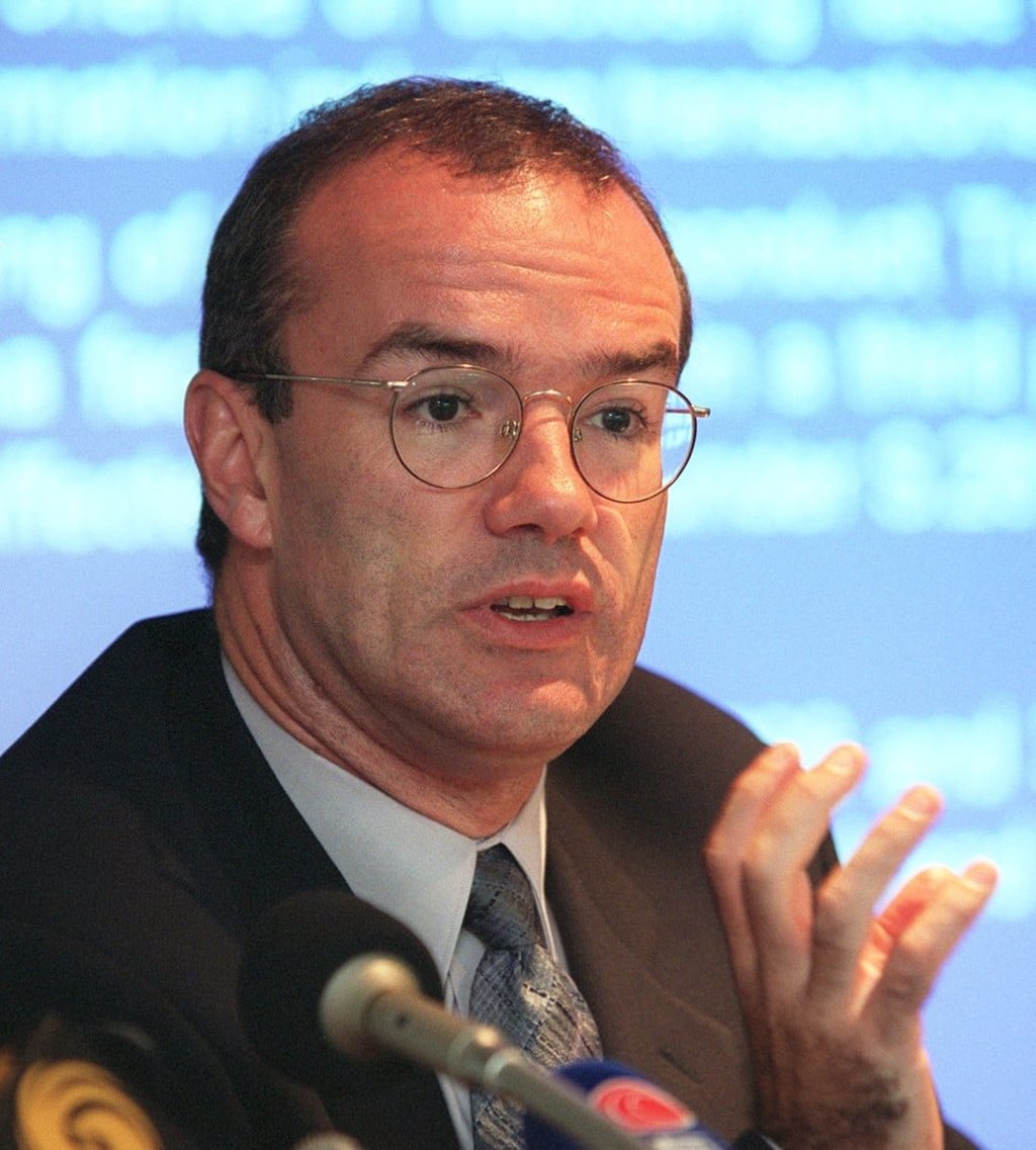 Alan Linning, executive director of enforcement division of the Securities and Futures Commission (SFC), makes a point as he speaks to journalists in a press conference on June 24, 2002. Photo: SCMP