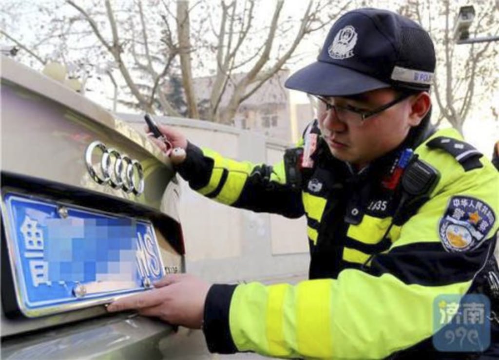 A police officer shown checking the car’s plates. Photo: News.163.com