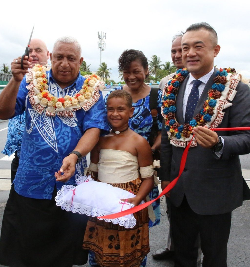 Fijian Prime Minister Voreqe Bainimarama (left) and Gu Yu, the Charge d’Affaires of the Chinese embassy in Fiji, attend the opening ceremony of two bridge projects supported by the Chinese, in Suva, Fiji, on January 11. Photo: Xinhua