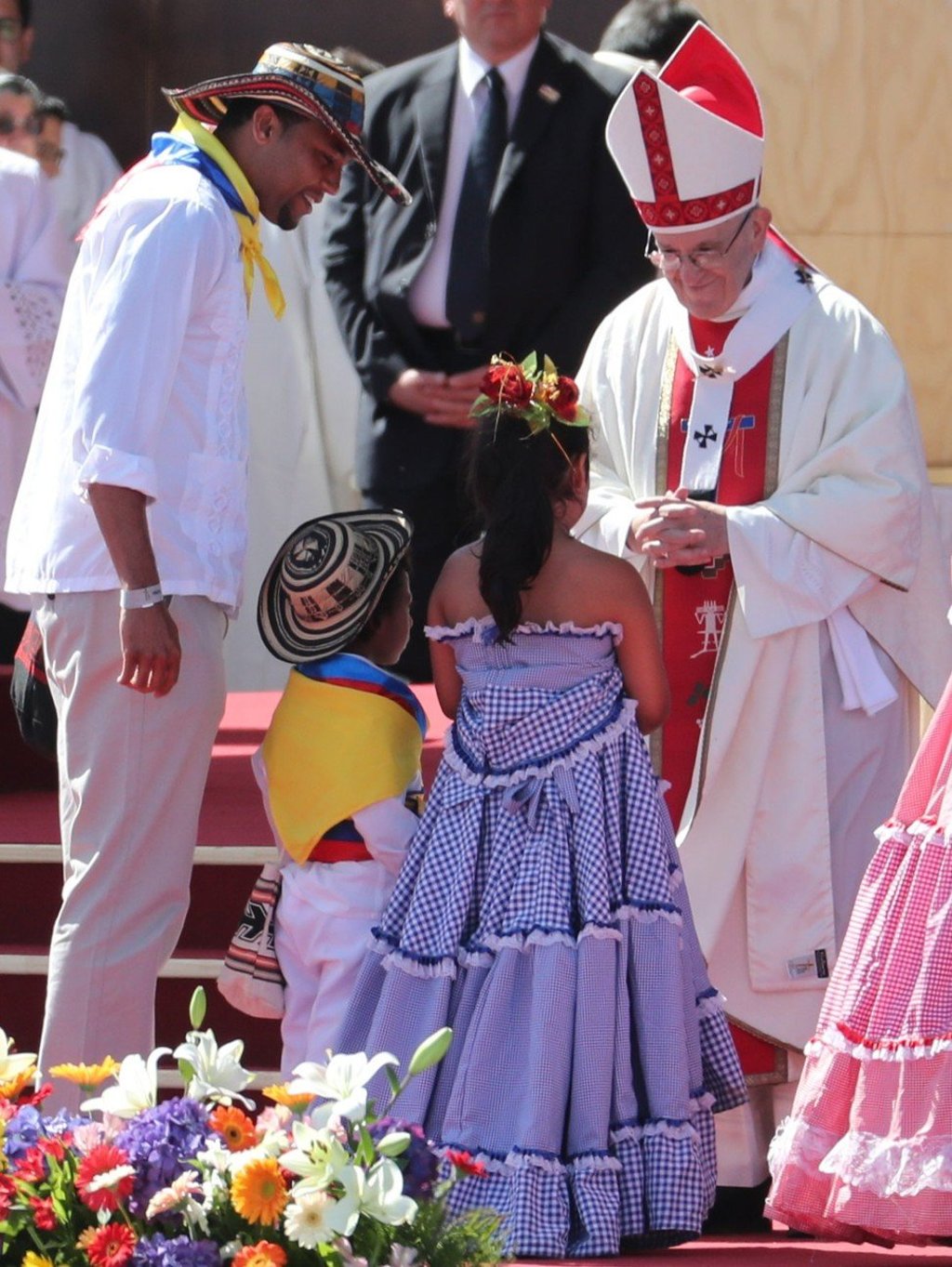 Pope Francis greets two children during a mass Mass in Temuco, Chile, on January 17, 2018. Argentines are wondering why the Pope, who hails from Argentina, has never visited home since becoming the Pontiff. Photo: EPA-EFE