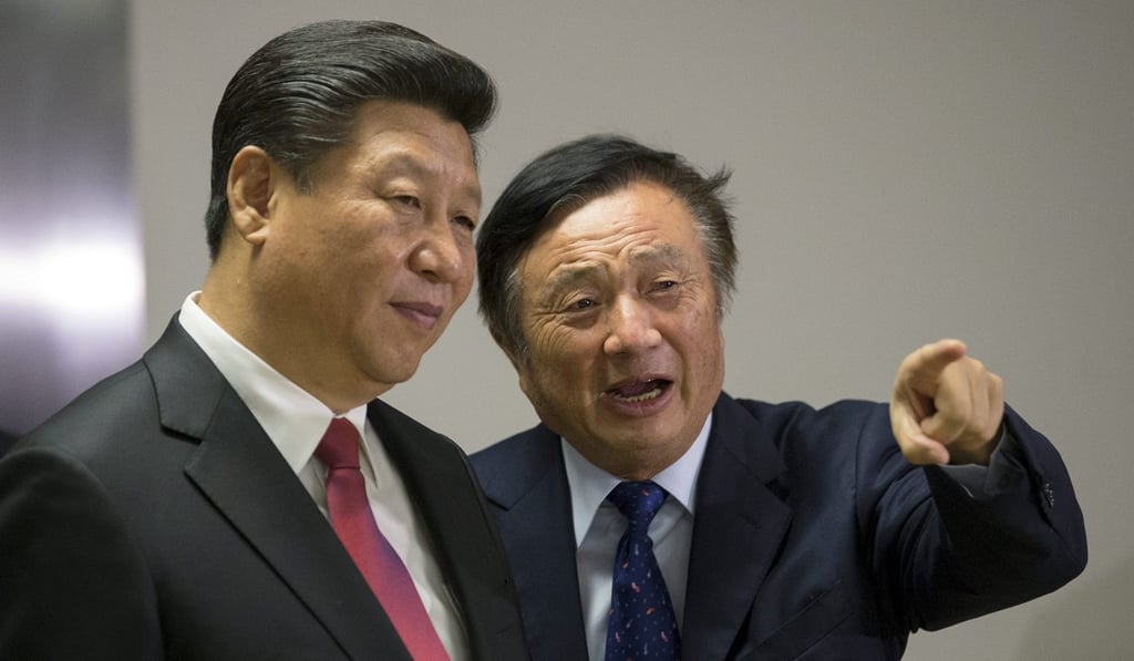Chinese President Xi Jinping (L) pauses as he is shown around the offices of Huawei Technologies by founder Ren Zhengfei in London. Photo: REUTERS