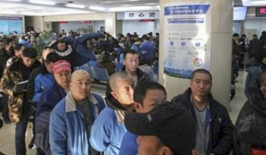 People queuing to buy new plates amid the crackdown. Photo: news.163.com