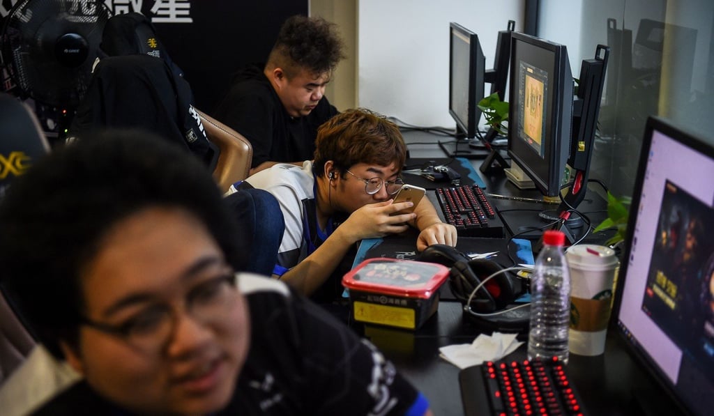 Over the past year male consumers ordered more food online and recharged their accounts for internet-based games, which saw their spending outstrip women in China for the first time. Photo: AFP