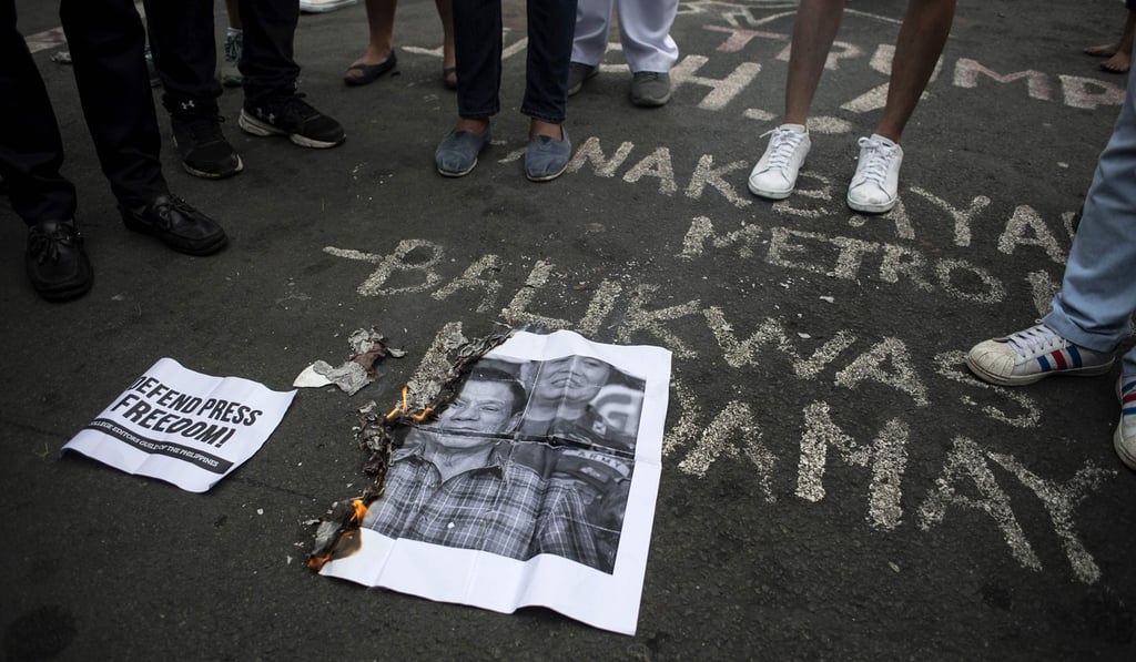 College students burn an image of Philippine President Rodrigo Duterte during a protest to defend press freedom in Manila. Photo: AFP