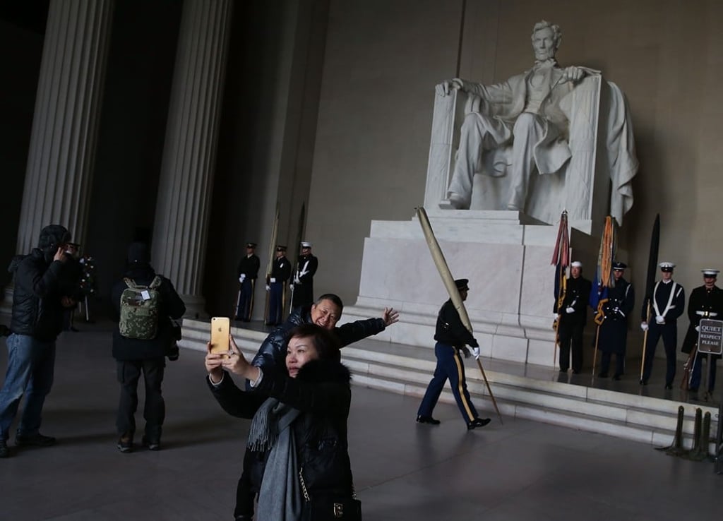This February 11, 2016 photo shows tourists taking a picture before a wreath laying ceremony at the Lincoln Memorial, in Washington, DC. Photo: AFP