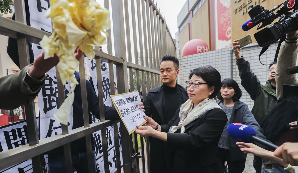 Cheng meets protesters outside Commercial Radio in Kowloon Tong on Sunday morning. Photo: Winson Wong