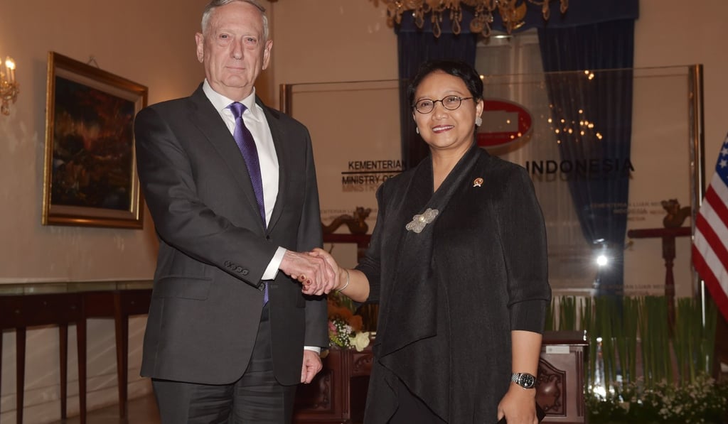 Indonesian Foreign Minister Retno Marsudi (R) shakes hands with the US Secretary of Defence James Mattis (L) before a meeting at the Foreign Ministry office in Jakarta on January 22, 2018. Mattis held a meeting with Marsudi soon after his arrival in Jakarta to boost relationship between the two countries and will then proceed to Vietnam. Photo: AFP