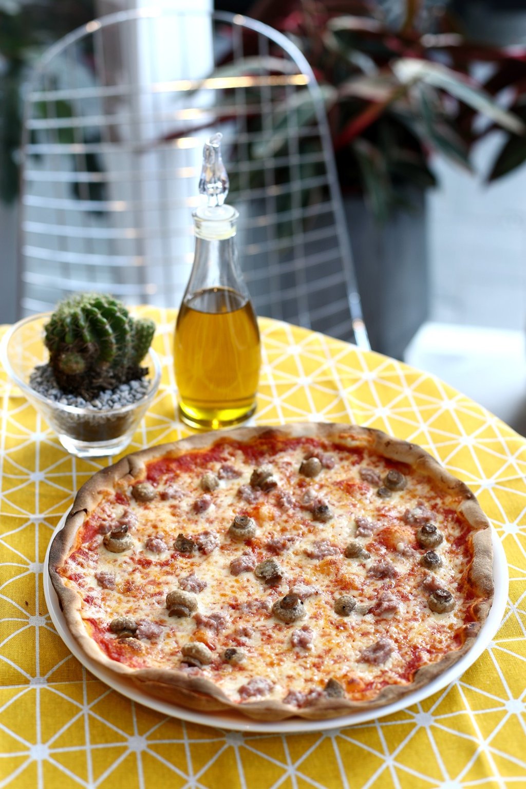 Fresh Italian sausage and button mushroom pizza. Photo: Nora Tam