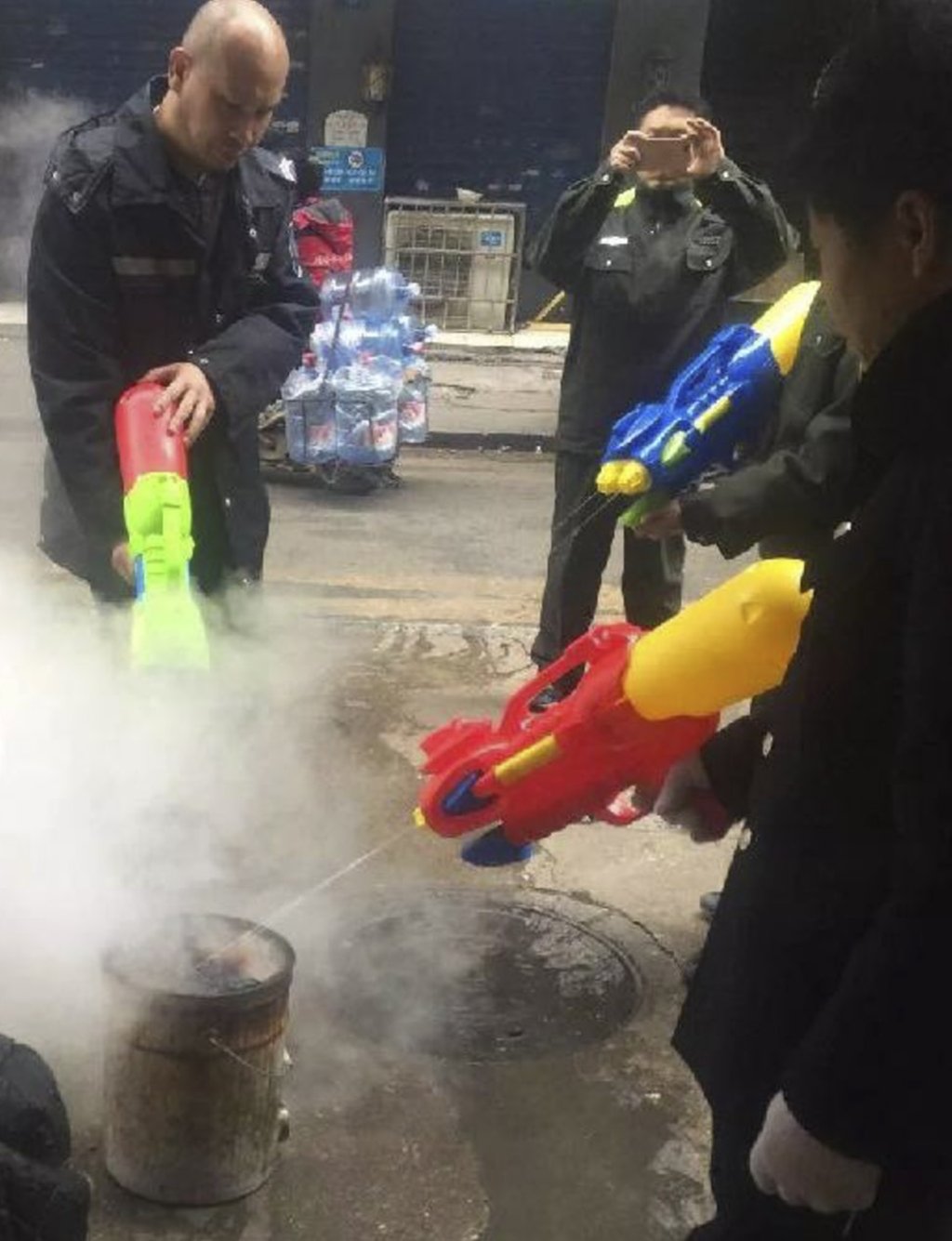 Officers said most people were amused by their use of the children’s toys. Photo news.sina.com.cn
