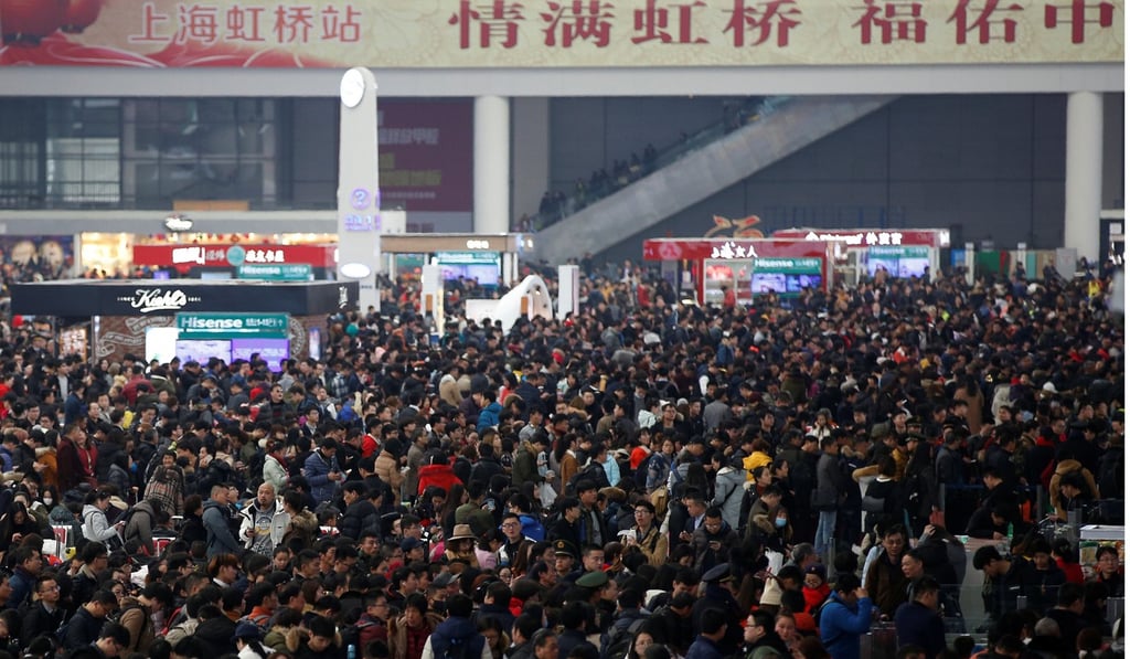 Passengers wait to board trains at Shanghai's Hongqiao Railway Station as hundreds of millions of Chinese travel home for Lunar New Year in Beijing and Shanghai, in Shanghai, China January 25, 2017. REUTERS/Aly Song