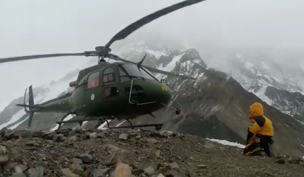 A helicopter leaving on the rescue mission. Photo: Reuters/Polski Himalaizm Zimowy