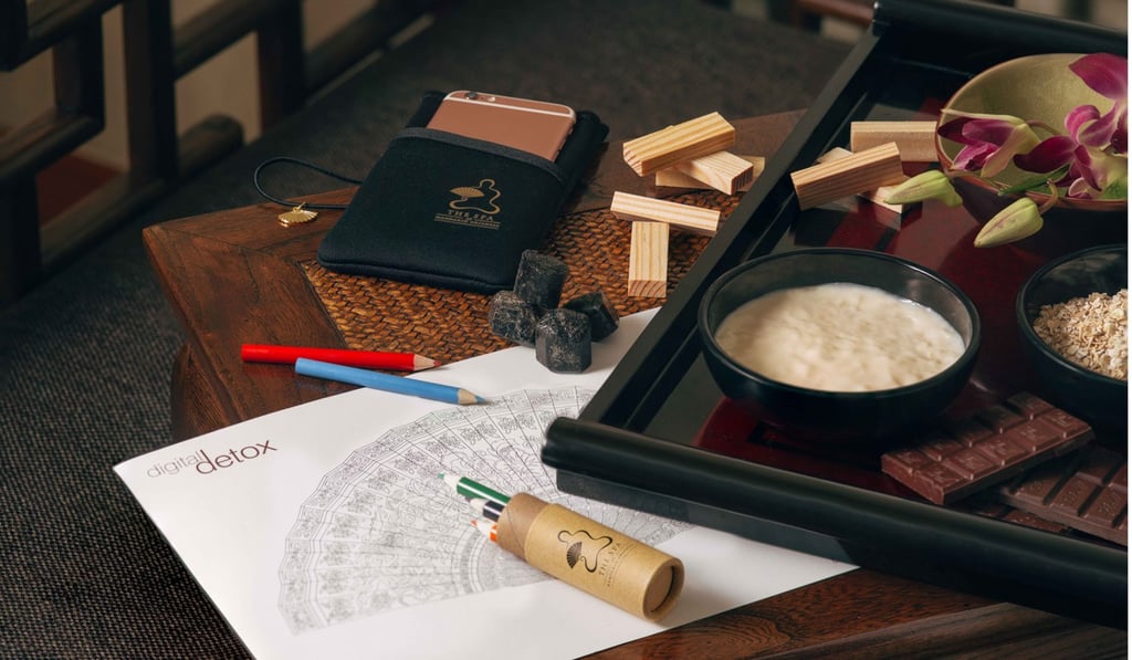 Put your smartphone in a cloth pouch and enjoy a relaxing digital-free treatment.