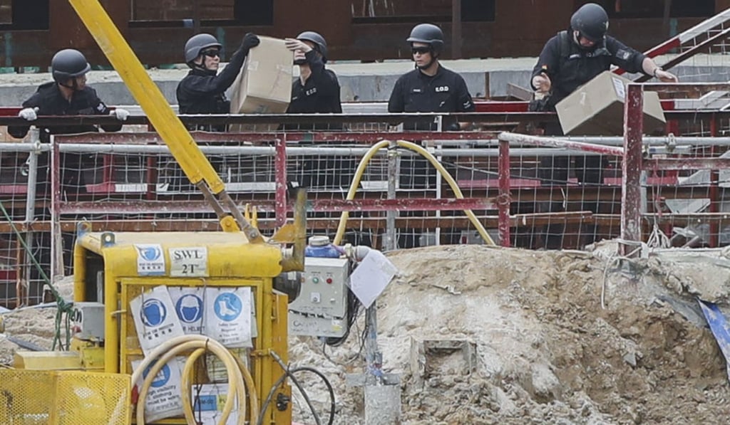 A police bomb squad was called in to examine the find. Photo: Edward Wong