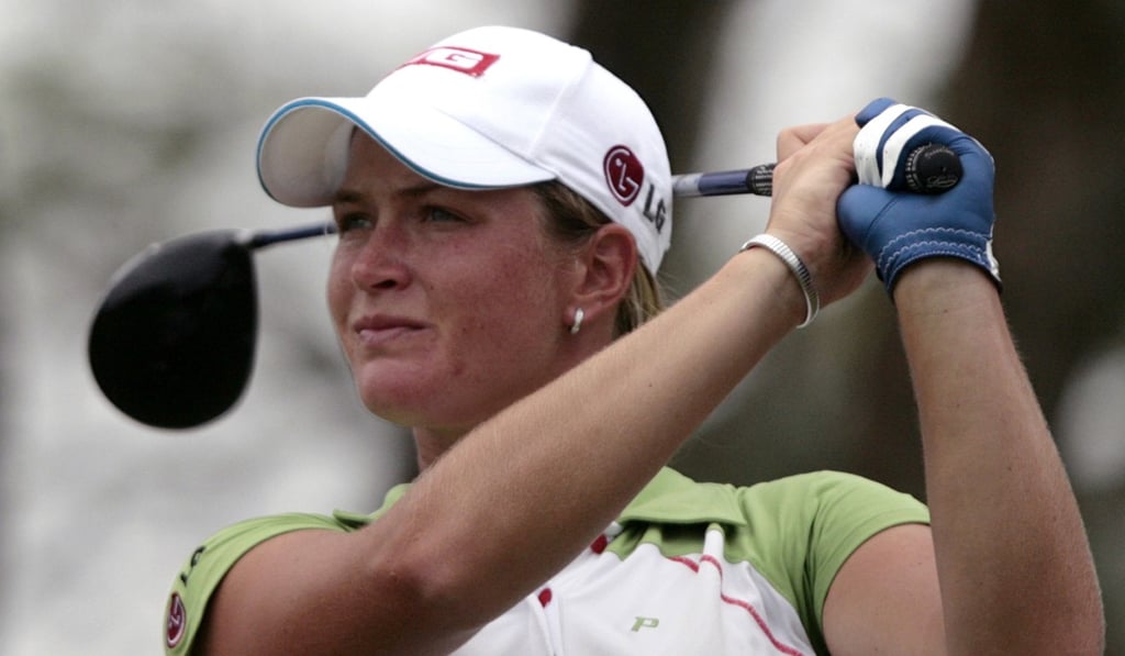Suzann Pettersen of Norway watches her shot on the 3rd hole in the third round of the Honda LPGA Thailand 2007 golf tournament in Pattaya on October 27, 2007. Photo: Reuters
