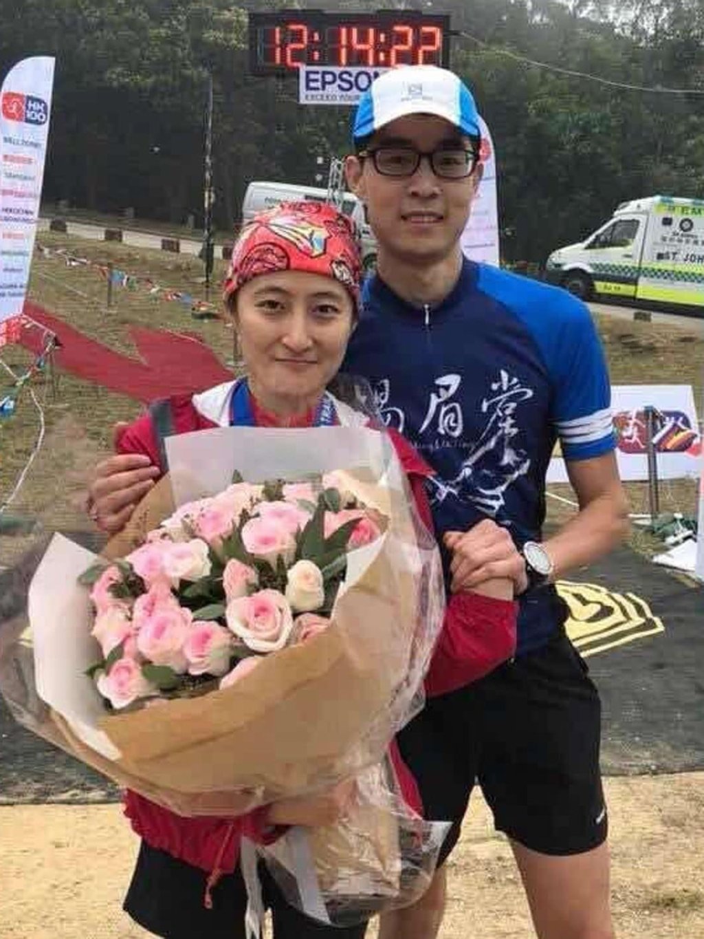 Wu Shasha with Zhang Linheng at the finish. Wu Shasha with Zhang Linheng at the finish.