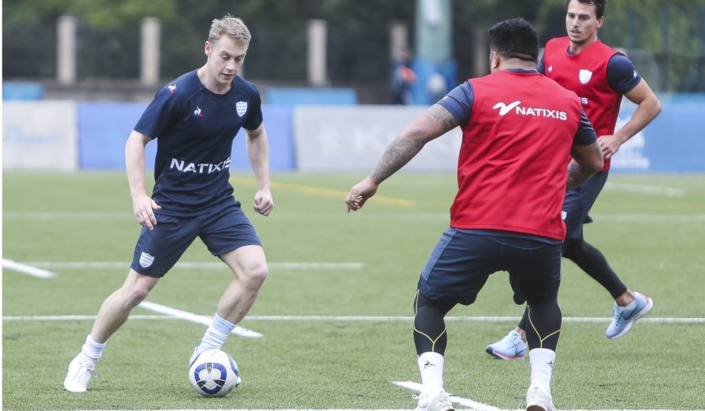 Worley (L) warms up with teammates at King’s Park on Saturday. Photo: Winson Wong