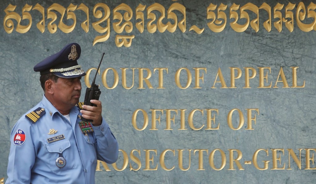 A police officer stands guard in front of Cambodia’s Court of Appeal while inside, former opposition leader Kem Sokha has his bail hearing. Photo: Reuters