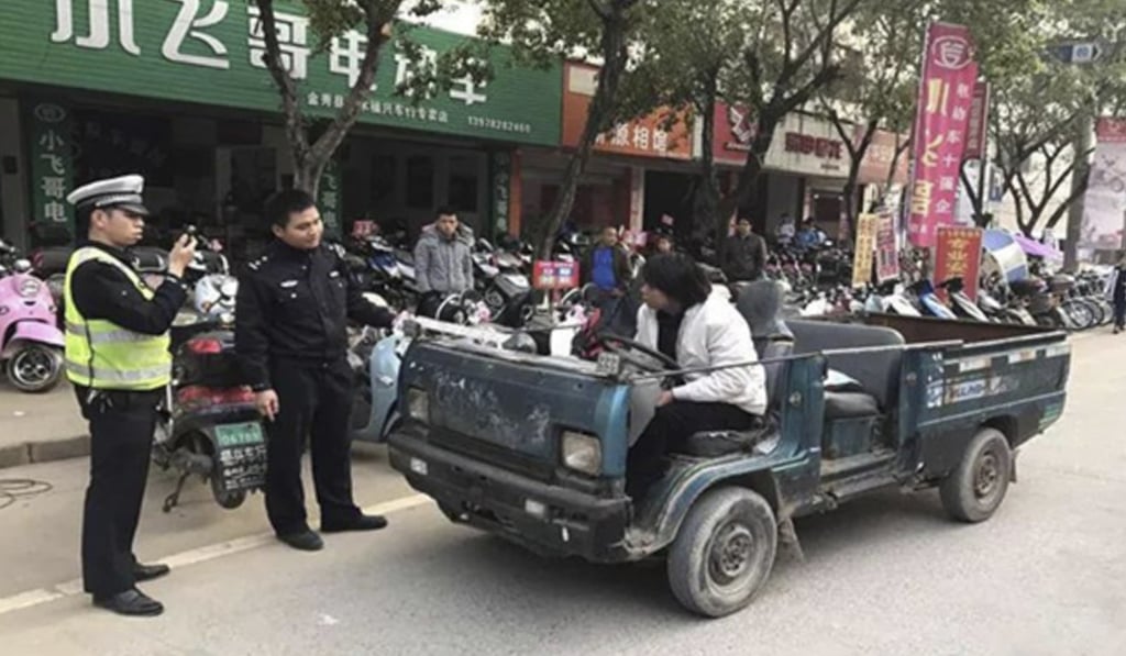 When police stopped Huang he was driving the lower half of the vehicle, minus its camouflage paint and cannon. Photo: Thepaper.cn