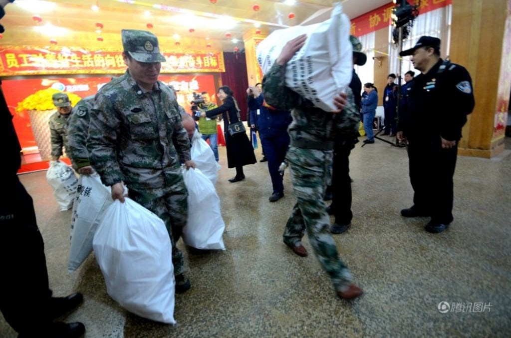 Security guards deliver huge sacks filled with banknotes. Photo: News.qq.com