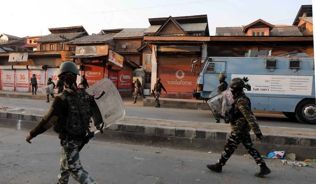 Indian paramilitary soldiers return from duty in the downtown area of Srinagar. Photo: EPA
