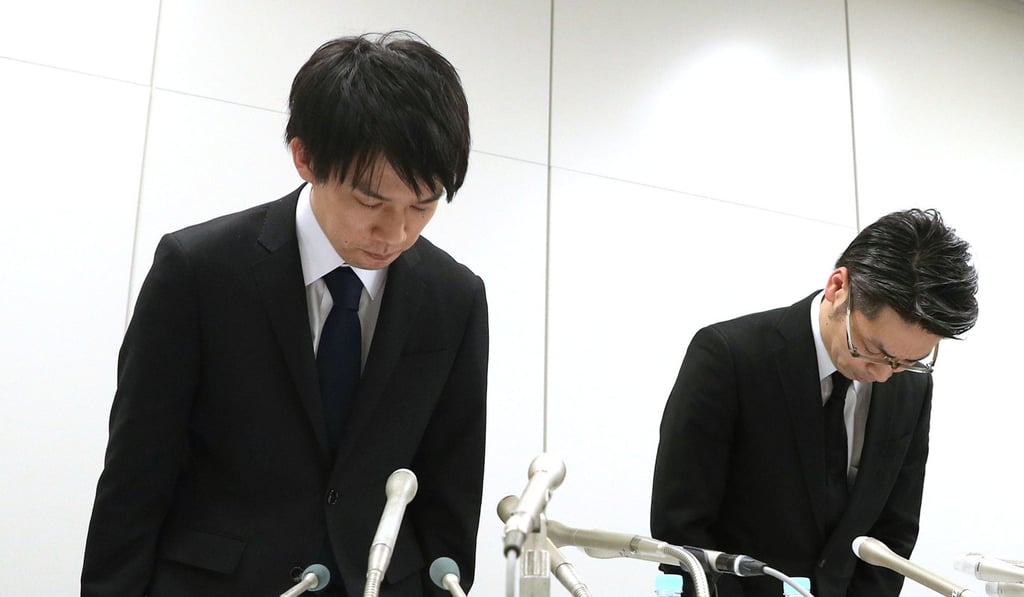 Koichiro Wada (left), president of cryptocurrency exchange Coincheck, and Yusuke Otsuka, the company's chief operating officer, bow in apology at a press conference in Tokyo on January 26, after around 58 billion yen (US$534 million) of the NEM cryptocurrency disappeared due to hacking. Photo: Kyodo