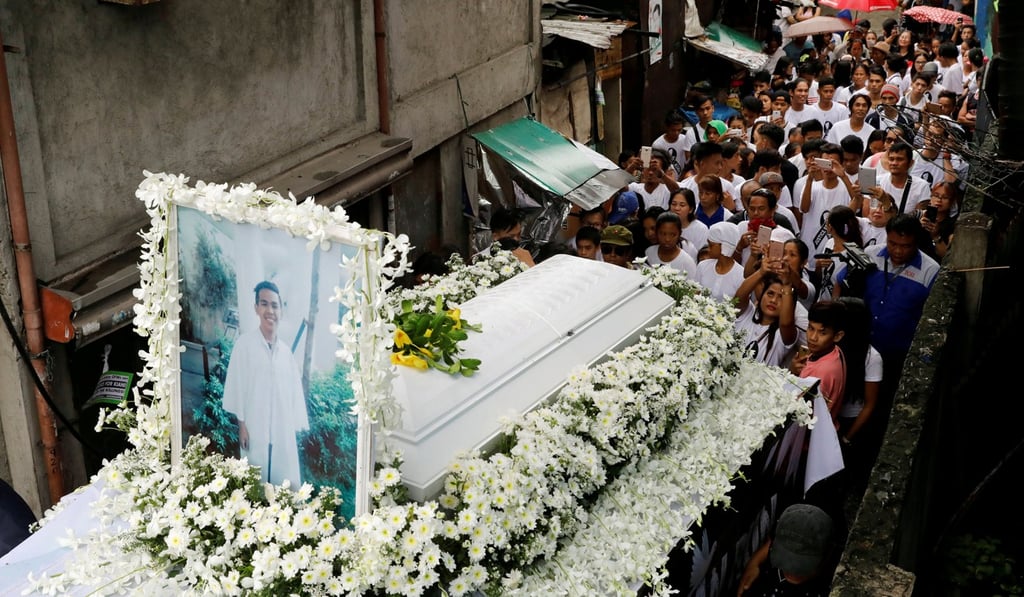 Mourners take part in the funeral march of Kian delos Santos. Photo: Reuters