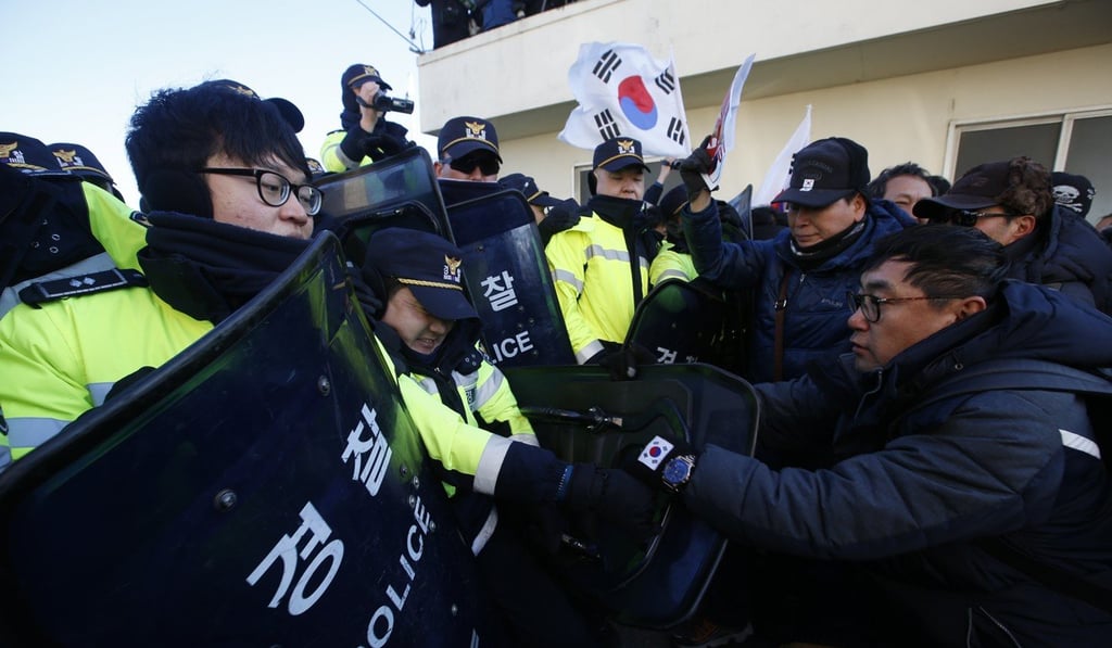 South Korean protesters scuffle with police as a North Korean ferry carrying 140 members of a North Korean arts troupe arrives in Mukho port in Gangwon Province, South Korea, on February 6. Photo: EPA-EFE