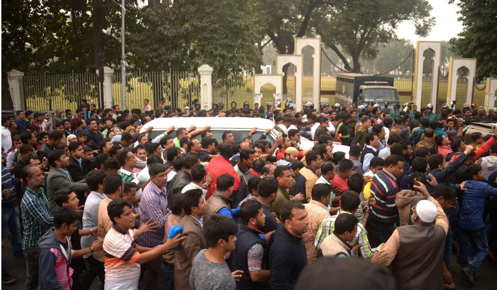 Zia’s motorcade on its way to court in Dhaka. Photo: Xinhua