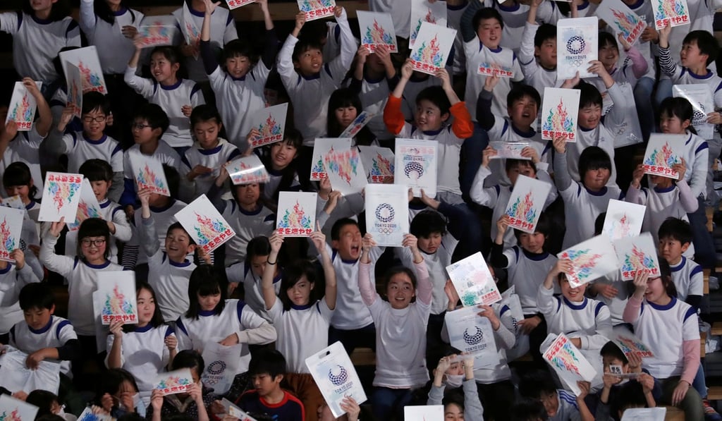 Japanese schoolchildren send off their national team for the Pyeongchang Winter Olympics. Photo: Reuters