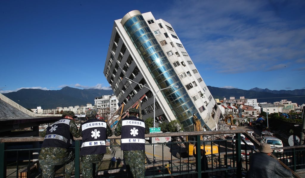 A block of flats totters at a dangerous angle after the earthquake. Photo: EPA-EFE A block of flats totters at a dangerous angle after the earthquake. Photo: EPA-EFE