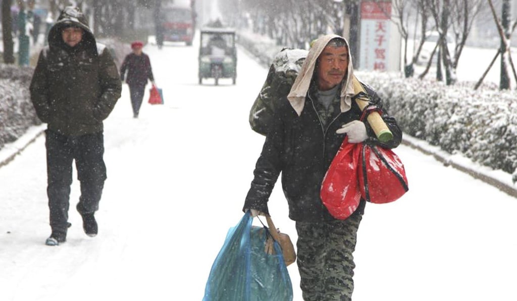 A migrant worker walks from Shanghai to his hometown in Luoyang. Photo: news.163.com