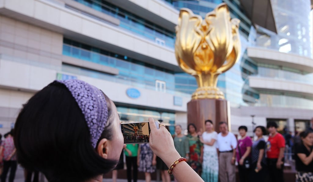 Mainland tourists visit the Golden Bauhinia Square in Wan Chai in September 2017. Photo: Sam Tsang