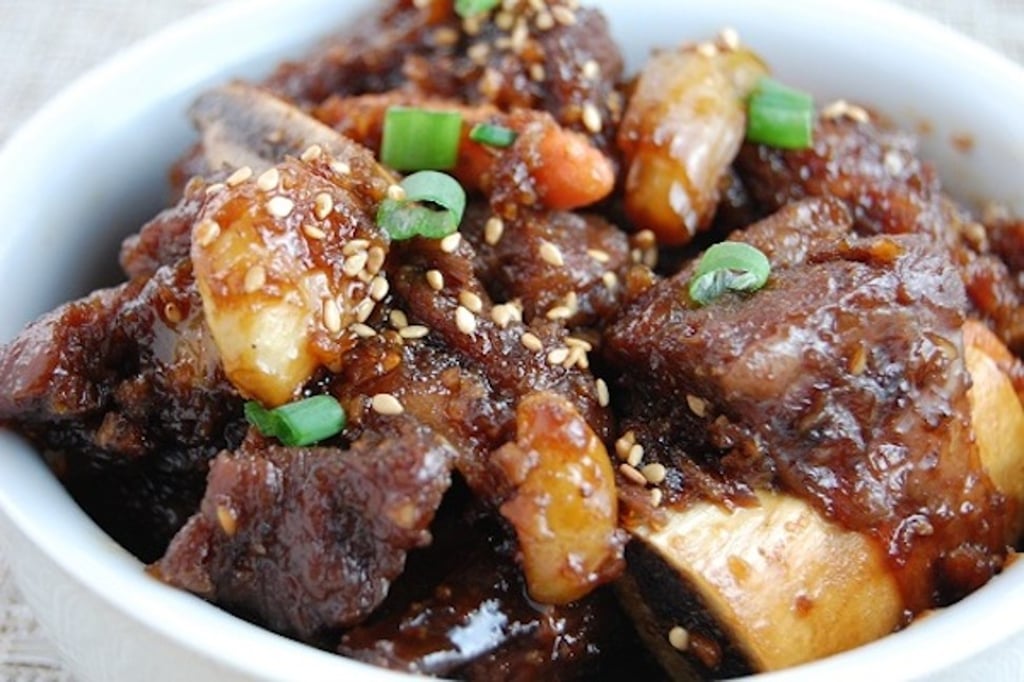 Beef short ribs with carrots and potatoes – and, yes, gravy