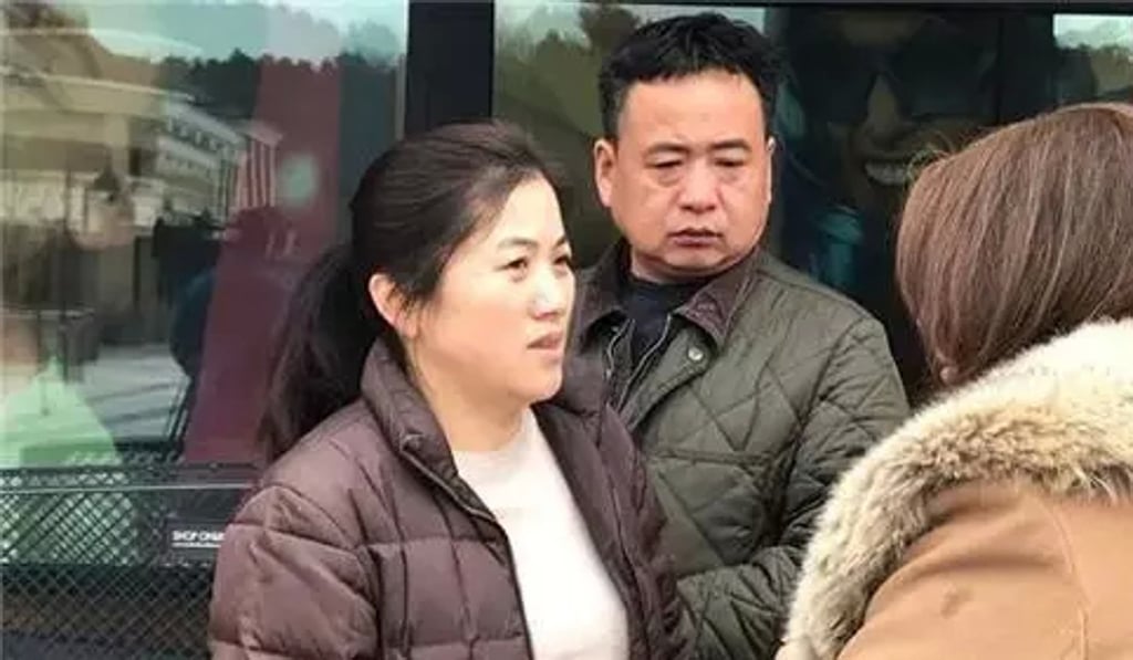 Huang Zhelong (centre) and his wife Li Xiangjin. Photo: Weibo