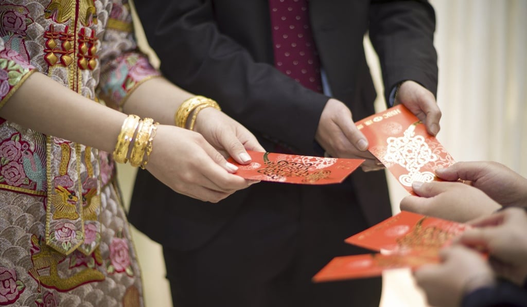 Many people prefer real red packets. Photo: Shutterstock
