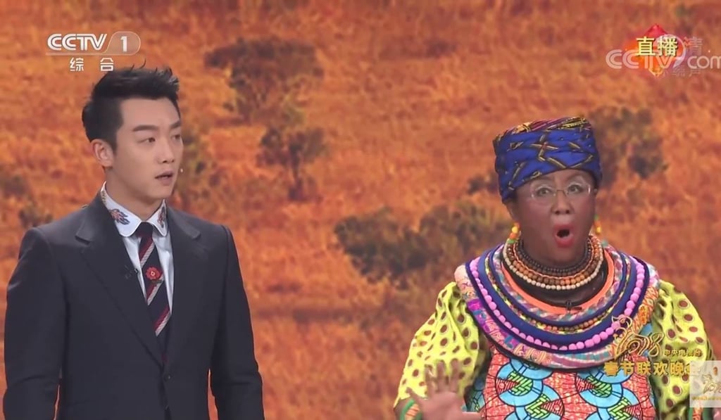 Web users complained that the 'African mother' character in the CCTV-aired variety show appeared to be an Asian woman in blackface. Image: CCTV via YouTube